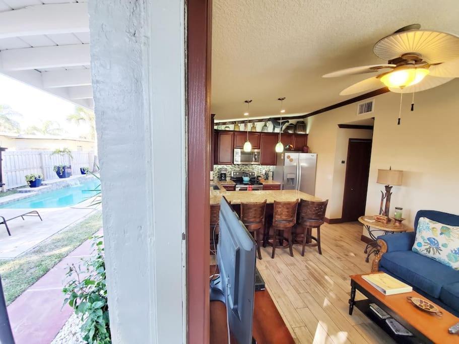 Hawaiian Cottage - Heated Pool Walk To The Beach Коко-Біч Екстер'єр фото